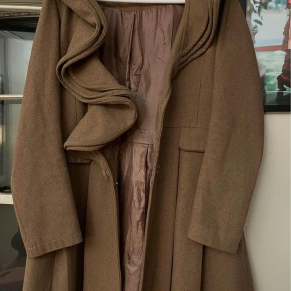 Modcloth Dramatic Twisted collar camel pleated vintage-style coat, size small - Picture 2 of 11